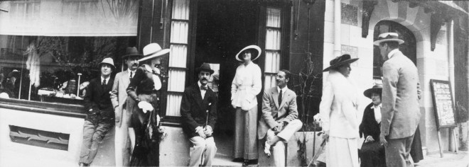 002 - Gabrielle Chanel and Arthur Capel in front of CHANEL boutique in Deauville in 1913-®Photo D.R.