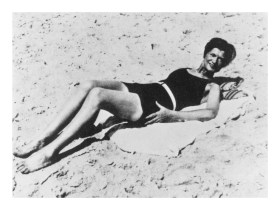 012---Gabrielle-Chanel-in-swimsuit-on-the-beach-around-1930-�CHANELD.R.